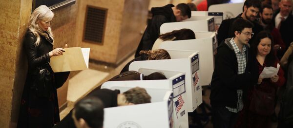 Yoana Baraschi, left, looks over a ballot while waiting for a machine to open up to vote in the Chelsea neighborhood of New York, Tuesday, Nov. 8, 2016 Yoana Baraschi, left, looks over a ballot while waiting for a machine to open up to vote in the Chelsea neighborhood of New York, Tuesday, Nov. 8, 2016 - Sputnik Afrique