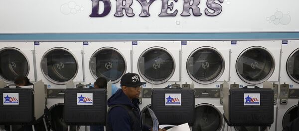 A voter holds his ballot in the presidential election at Su Nueva Lavanderia in Chicago, Illinois. - Sputnik Afrique