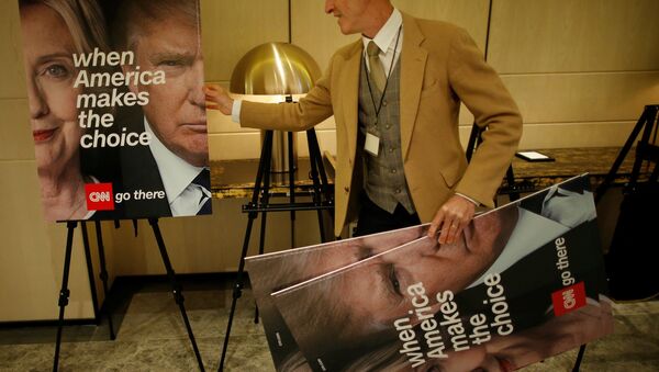 A man moves signs after a U.S. Election Watch event hosted by the U.S. Embassy at a hotel in Seoul, South Korea, November 9, 2016. - Sputnik Afrique