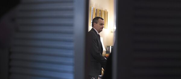 French Ambassador to the US Gerard Araud (C) meets with US senators as they gather to sign a condolence book for the people of France, on Capitol Hill in Washington, DC, November 17, 2015. - Sputnik Afrique