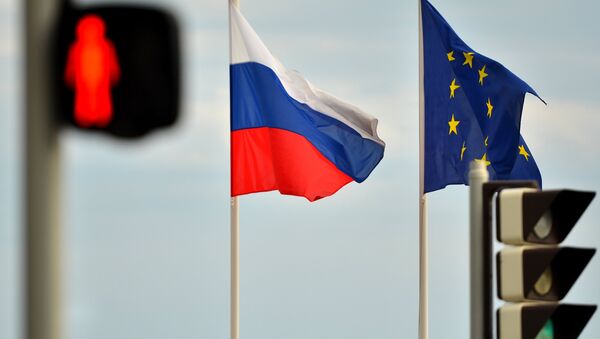 Les drapeaux russe et européen - Sputnik Afrique