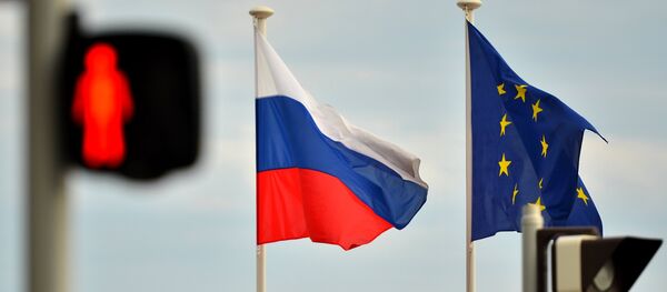 Les drapeaux russe et européen - Sputnik Afrique