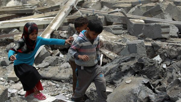 Des enfants yéménites dans les ruines d'un édifice à Sanaa contrôlée par les rebelles houthis - Sputnik Afrique