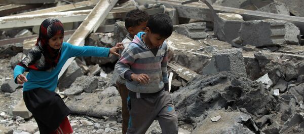 Des enfants yéménites dans les ruines d'un édifice à Sanaa contrôlée par les rebelles houthis - Sputnik Afrique