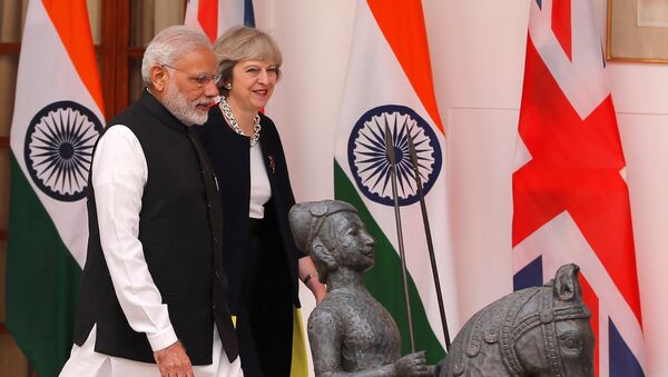 Britain's Prime Minister Theresa May (R) and her Indian counterpart Narendra Modi arrive for a photo opportunity ahead of their meeting at Hyderabad House in New Delhi, India, November 7, 2016. - Sputnik Afrique