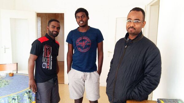Awad, Yosif et Haitham dans leur appartement de Lunéville, près de Nancy. Awad, Yosif et Haitham dans leur appartement de Lunéville, près de Nancy. - Sputnik Afrique