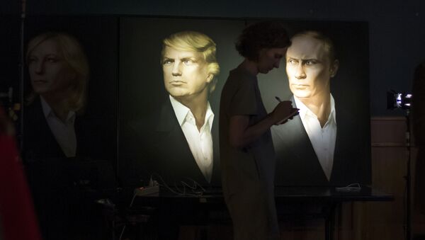 A journalist writes a material as she watches a live telecast of the U.S. presidential election standing at portraits of U.S. presidential candidate Donald Trump and Russian President Vladimir Putin in the Union Jack pub in Moscow, Russia, Wednesday, Nov. 9, 2016 - Sputnik Afrique