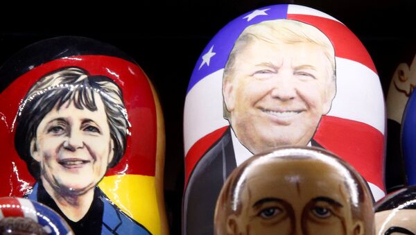 Painted Matryoshka dolls, or Russian nesting dolls, bearing the faces of German Chancellor Angela Merkel an US President-elect Donald Trump - Sputnik Afrique