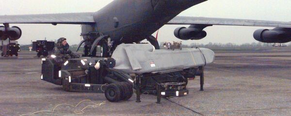 Une visite de maintenance d'un avion B-52H équipe d'un missile ALCM (archives) - Sputnik Afrique