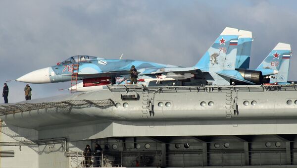 Des chasseurs Su-33 à bord du porte-avions russe Admiral Kouznetsov - Sputnik Afrique