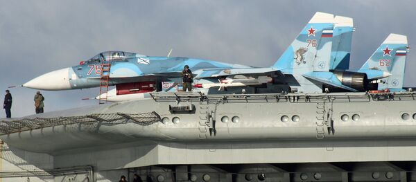 Des chasseurs Su-33 à bord du porte-avions russe Admiral Kouznetsov - Sputnik Afrique
