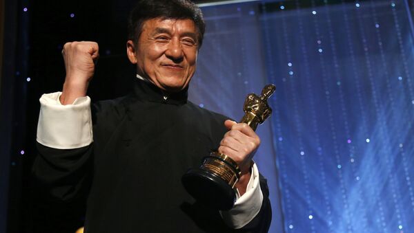 L'acteur Jackie Chan avec son Oscar d'honneur au 8e Bal des Gouverneurs annuel à Los Angeles - Sputnik Afrique