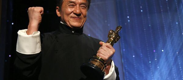L'acteur Jackie Chan avec son Oscar d'honneur au 8e Bal des Gouverneurs annuel à Los Angeles - Sputnik Afrique