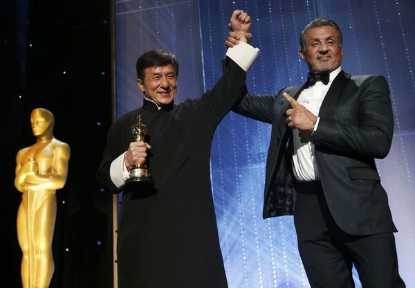 L'acteur Chan est félicité par l'acteur Silvester Stallone après avoir accepté son Oscar d'honneur lors du 8e Bal des Gouverneurs annuel à Los Angeles L'acteur Chan est félicité par l'acteur Silvester Stallone après avoir accepté son Oscar d'honneur lors du 8e Bal des Gouverneurs annuel à Los Angeles - Sputnik Afrique