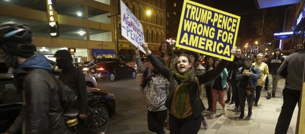 Demonstrators march following a protest against President-elect Donald Trump in downtown Indianapolis on Saturday, Nov. 12, 2016. - Sputnik Afrique