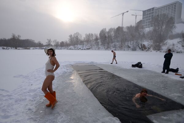 Novossibirsk ouvre la saison des bains en eau glaciale - Sputnik Afrique