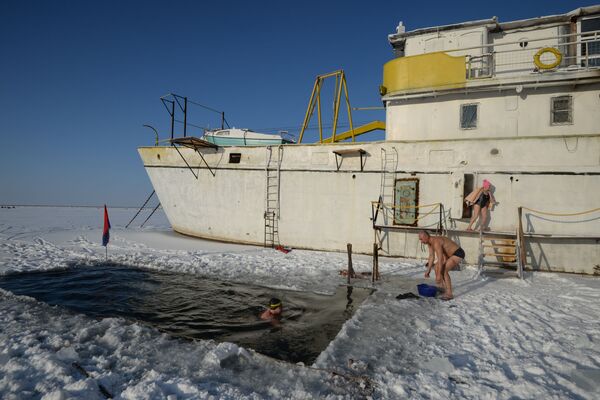 Novossibirsk ouvre la saison des bains en eau glaciale - Sputnik Afrique
