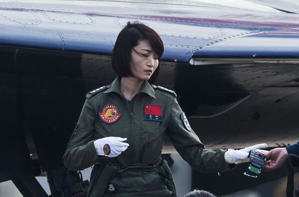 Chine: la première femme pilote de chasseur J-10 meurt dans un crash - Sputnik Afrique