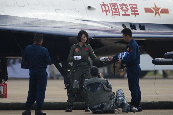 Chine: la première femme pilote de chasseur J-10 meurt dans un crash - Sputnik Afrique