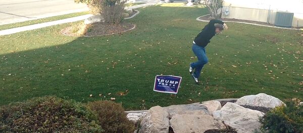 Une pancarte de Trump sous tension - Sputnik Afrique