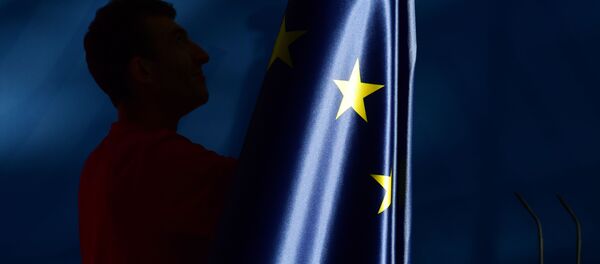 Мужчина у флага Евросоюза - Sputnik Afrique