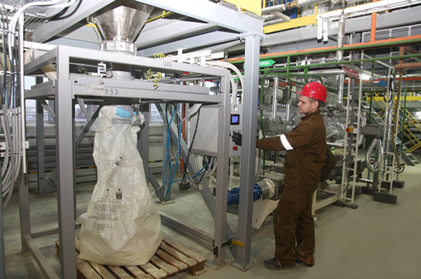 L'emballage de carbonate de cérous dans les sacs sur l'usine de l'entreprise Acron - Sputnik Afrique