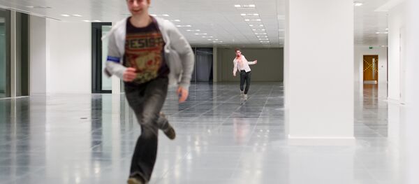 Un acteur zombie chasse un homme pendant un jeu de zombie - Sputnik Afrique