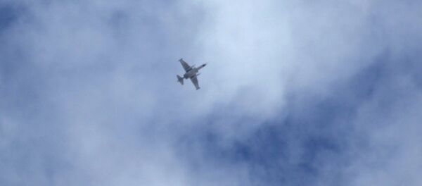 A warplane which activists say belongs to the Russian forces flies in the sky over the southern countryside of Idlib, Syria October 2, 2015 - Sputnik Afrique