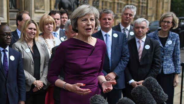 Ministra dos Assuntos Internos do Reino Unido Theresa May fala aos jornalistas perto de entrada ao Palácio de Westminster, Londres, Reino Unido, 7 de julho de 2016 - Sputnik Afrique