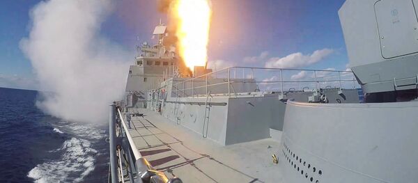 Une salve tirée par la frégate russe Admiral Grigorovitch - Sputnik Afrique