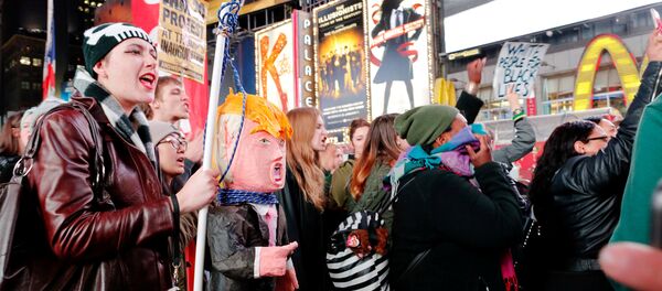 Des Américains manifestent contre le président élu Donald Trump à New York, le 9 novembre 2016 - Sputnik Afrique