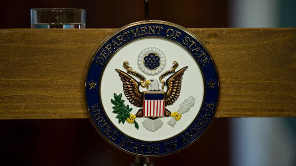 The seal of the US State Department is seen in the department's Treaty Room before US Secretary of State Hillary Clinton and Latvian Foreign Minister Girts Vildas Kristovskis addressed the press following talks in Washington on February 22, 2011. - Sputnik Afrique