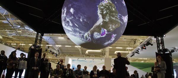 Participants attend a panel entitleScience on a Sphere Presentationat the COP21, United Nations Climate Change Conference, in Le Bourget, north of Paris, Tuesday, Dec. 8, 2015 - Sputnik Afrique