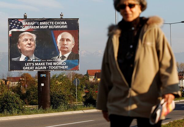 Ein Plakat mit Donald Trump und Wladimir Putin in Danilowgrad, Montenegro - Sputnik Afrique