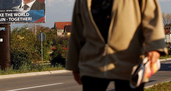 Ein Plakat mit Donald Trump und Wladimir Putin in Danilowgrad, Montenegro - Sputnik Afrique