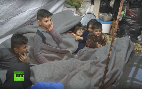 Dans un Alep froid et automnal, où le mercure atteint à peine 12 degrés, des centaines de réfugiés dorment en pleine rue sur des couvertures pliées. - Sputnik Afrique