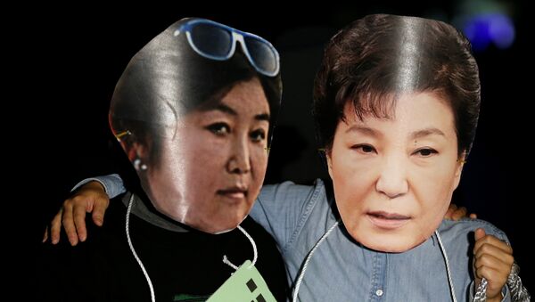 Des manifestants portent des masques à l'effigie de la présidente sud-coréenne Park Geun-hye et de sa confidente Choi Soon-sil - Sputnik Afrique