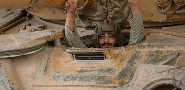 Военнослужащий Сирийской Арабской армии в районе Джобар в Дамаске - Sputnik Afrique