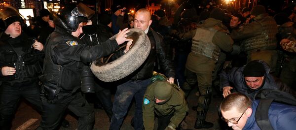 Policemen and law enforcement personnel block activists of nationalist groups and their supporters, who mark the anniversary of the 2014 Ukrainian pro-European Union (EU) mass protests on the Day of Dignity and Freedom in central Kiev, Ukraine, November 21, 2016. - Sputnik Afrique