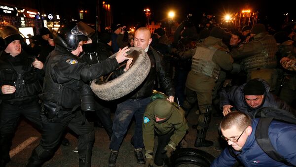 Policemen and law enforcement personnel block activists of nationalist groups and their supporters, who mark the anniversary of the 2014 Ukrainian pro-European Union (EU) mass protests on the Day of Dignity and Freedom in central Kiev, Ukraine, November 21, 2016. - Sputnik Afrique
