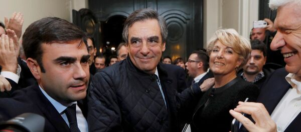 French politician Francois Fillon (C), member of the conservative Les Republicains political party, arrives inside his campaign headquarters after partial results in the first round of the French center-right presidential primary election vote in Paris, France, November 20, 2016. - Sputnik Afrique