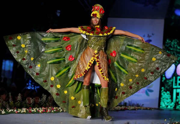 Модель на показе мод BioFashion Show в Колумбии - Sputnik Afrique