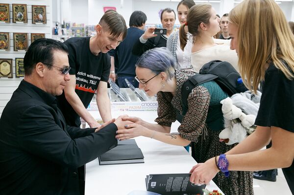 Till Lindemann avec ses fans à Moscou, 18. Novembre 2016 - Sputnik Afrique