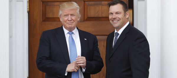 Donald Trump et Kris Kobach - Sputnik Afrique