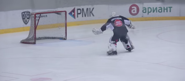 Un peu de valse pour le gardien de hockey - Sputnik Afrique