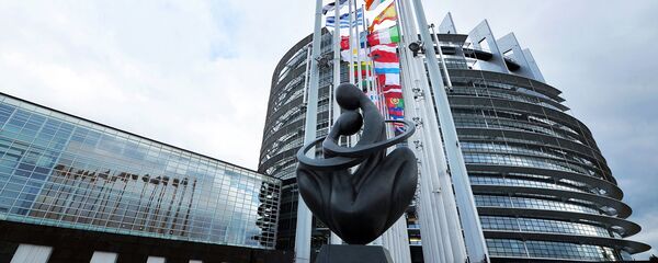 Скульптура Сердце Европы напротив здания Европарламента в Страсбурге - Sputnik Afrique