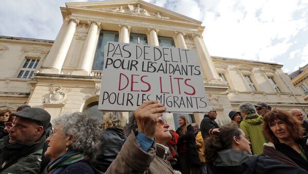 People demonstrate in front of the Nice courthouse to support Cedric Herrou, a French farmer and volunteer helping migrants cross French-Italian border to avoid police controls, in Nice, France, November 23, 2016. - Sputnik Afrique
