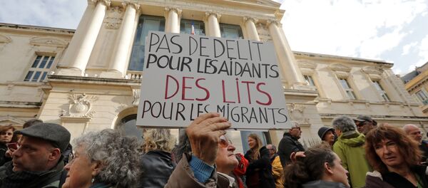People demonstrate in front of the Nice courthouse to support Cedric Herrou, a French farmer and volunteer helping migrants cross French-Italian border to avoid police controls, in Nice, France, November 23, 2016. - Sputnik Afrique