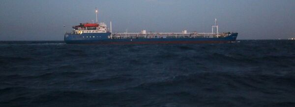 A Russian-flagged oil tanker is seen in Tripoli Naval Base after coast guard of the central region guards captured it - Sputnik Afrique
