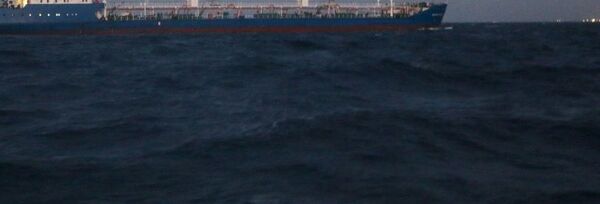 A Russian-flagged oil tanker is seen in Tripoli Naval Base after coast guard of the central region guards captured it - Sputnik Afrique